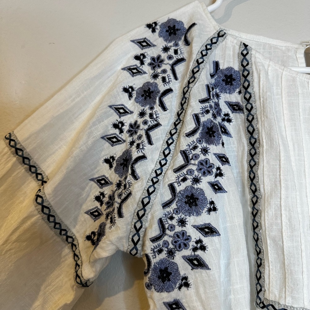 Women’s feminine bohemian white blue‎ and flower design in women’s size L blouse - Picture 4 of 7